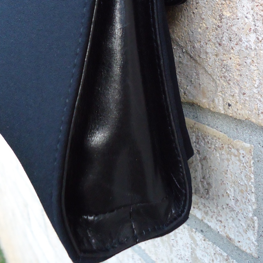 Stuart Weitzman turnlock crossbody  bag. - Picture 8 of 8